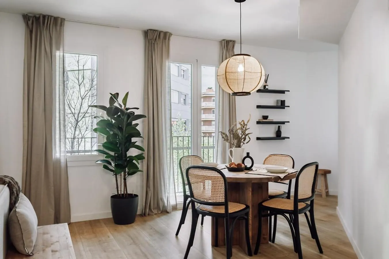 Campro - 3 Bedrooms Apartment With Balcony In Eixample Esquerra Barcelona Spanyolország